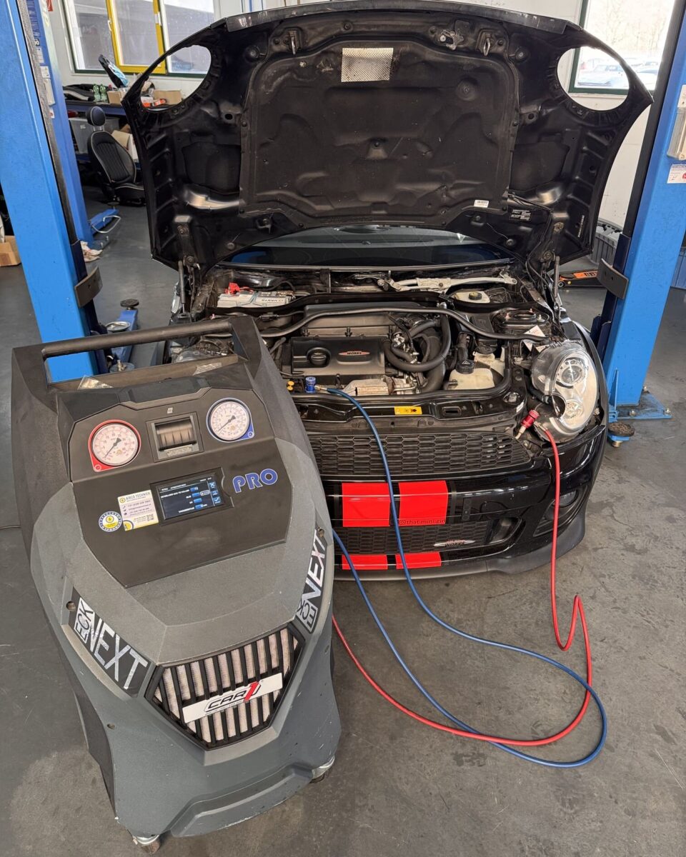 Air-conditioning service on a MINI R56 in the Miniparts24 workshop