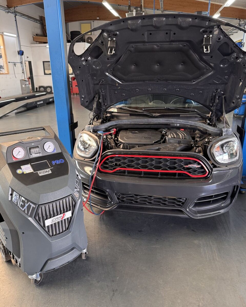 Air-conditioning service on a MINI Countryman connected to a service machine