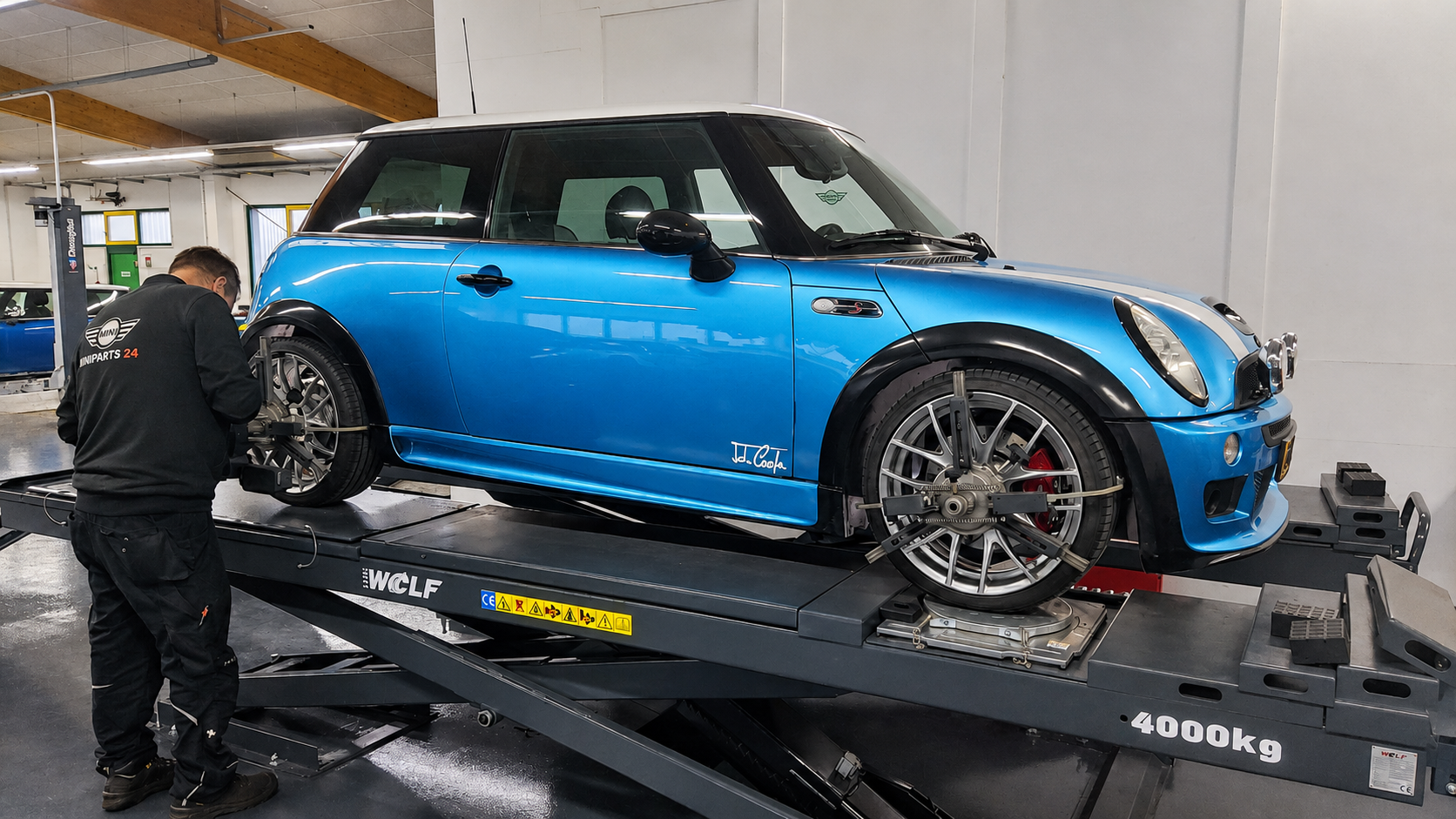 Wheel alignment on a MINI R53 using the alignment lift at Miniparts24