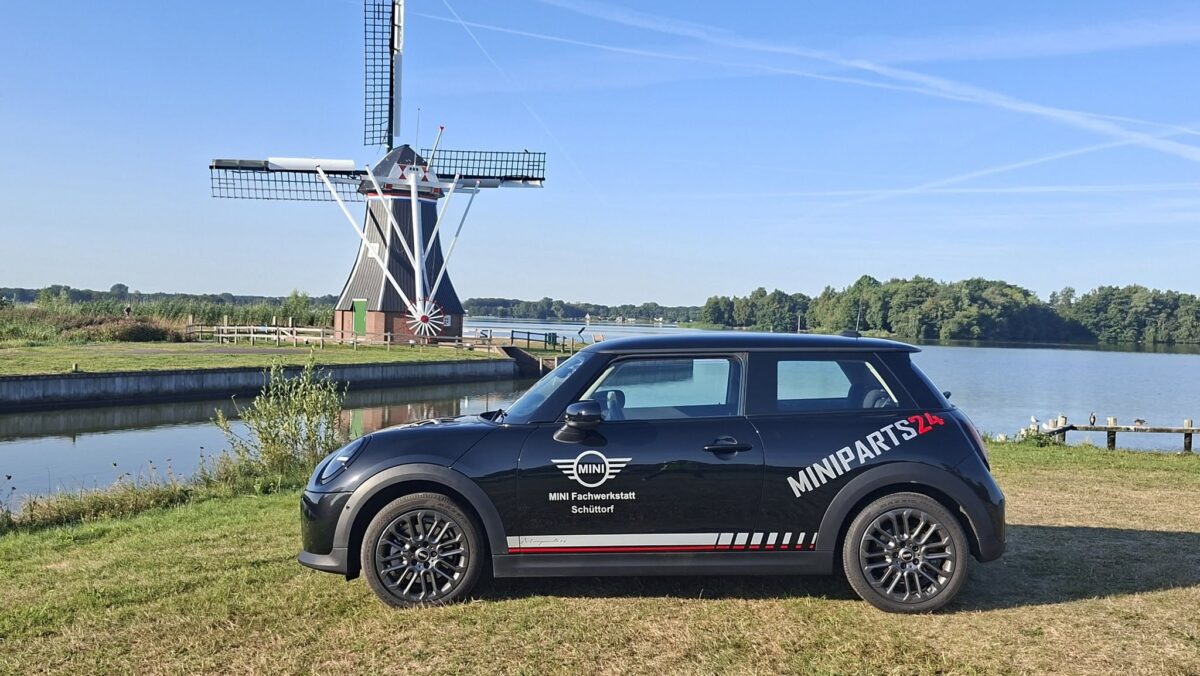 Schwarzer Miniparts24 Werkstattersatzwagen vor einer Windmühle in den Niederlanden